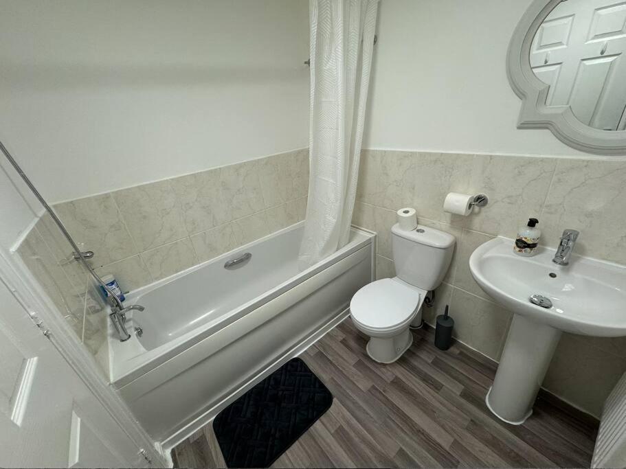 Vila Modern Townhouse - 3 Bed 2.5 Bath 2 Private Gated Parking Wellingborough Exteriér fotografie
